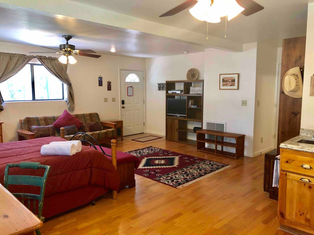Charming Forest Studio Offering Relaxed Living Just Minutes From Downtown Flagstaff And Major Hospit - Photo 2