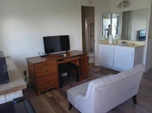 Private Furnished Suite With Separate Entrance Near Hospitals And Transit - Photo 2