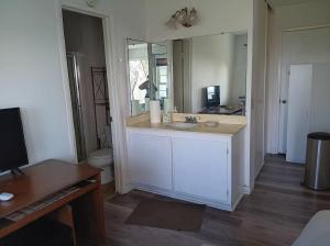 Private Furnished Suite With Separate Entrance Near Hospitals And Transit - Photo 6