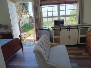 Private Furnished Suite With Separate Entrance Near Hospitals And Transit - Photo 3