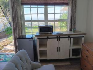 Private Furnished Suite With Separate Entrance Near Hospitals And Transit - Photo 4