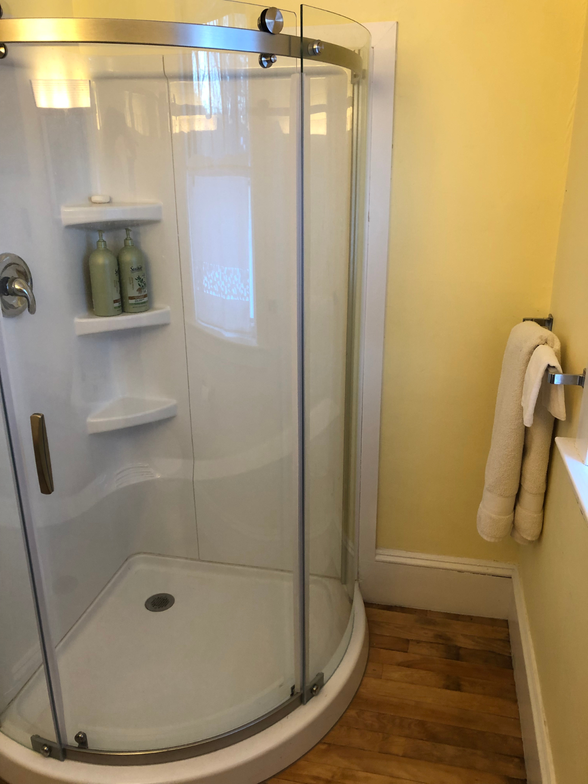 2 Private BedRooms In Charming Home With Scenic River Views Near Major Healthcare And Essentials - Photo 4