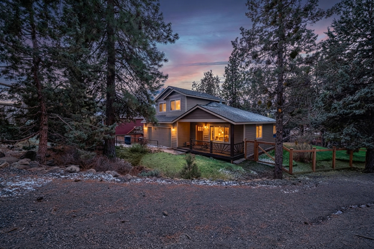 NW Bend Home, 2 Bedrooms and Home Office, near COCC walking trails. - Photo 1