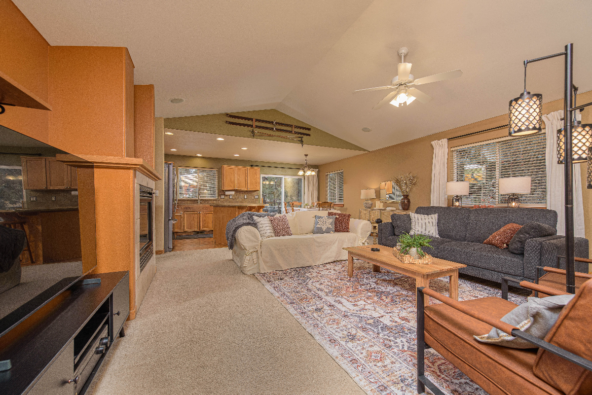 NW Bend Home, 2 Bedrooms and Home Office, near COCC walking trails. - Photo 3