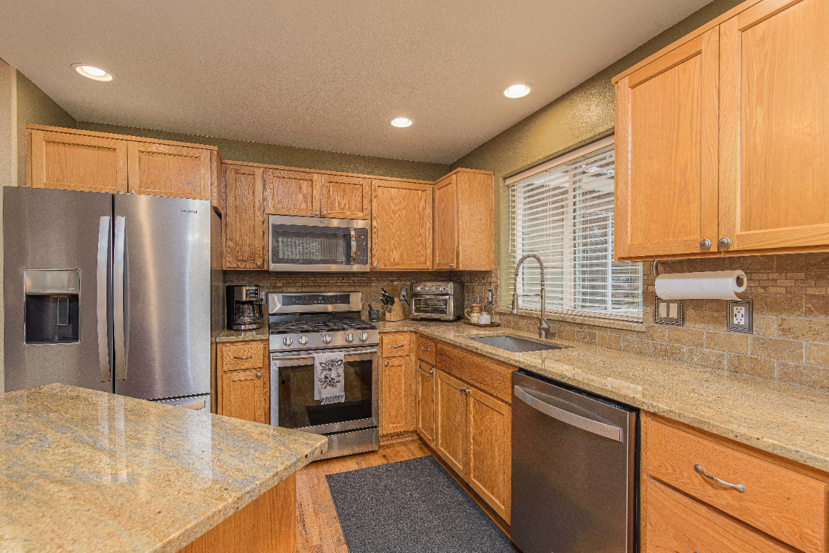 NW Bend Home, 2 Bedrooms and Home Office, near COCC walking trails. - Photo 6