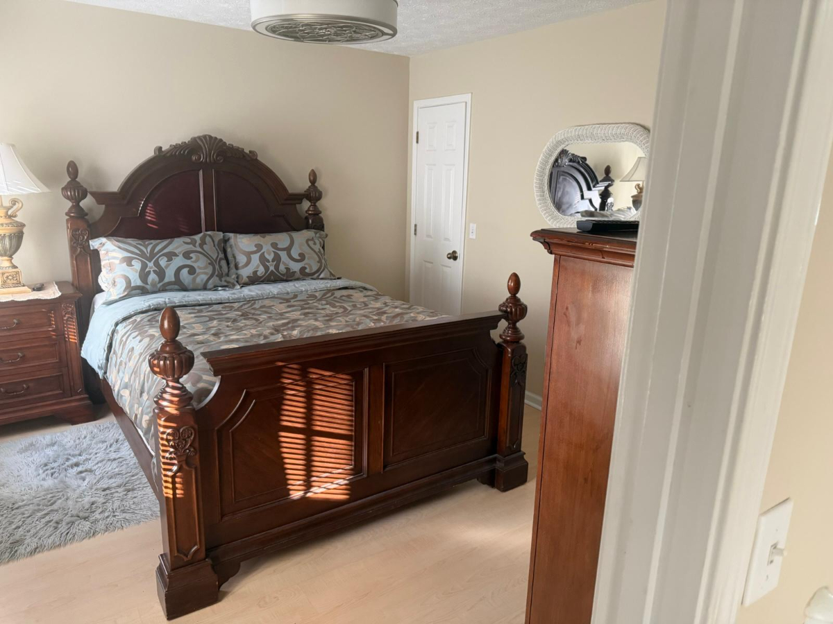 Charming Private Rooms in Spacious Shared Home with Pool and Ample Parking -- All Included Room 1