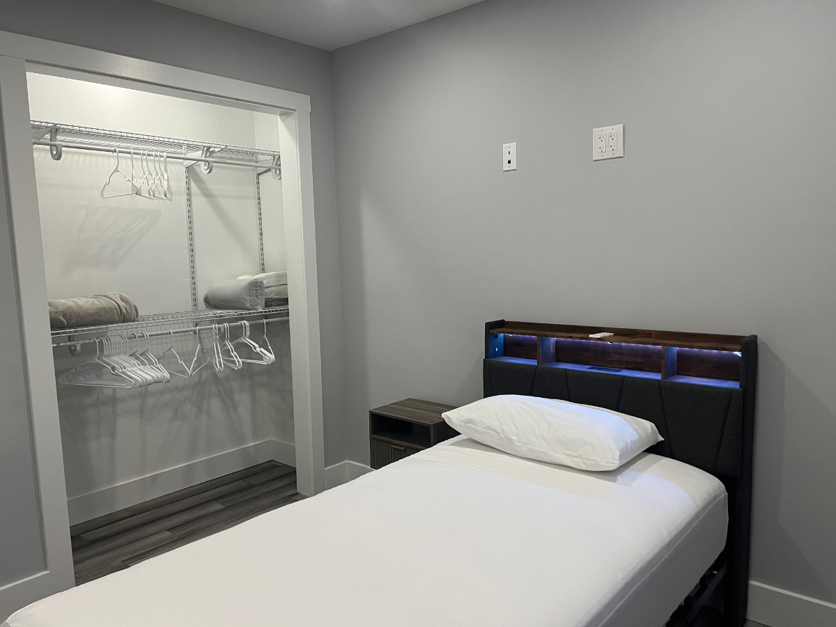 Cozy shared space available near hospitals - Photo 8