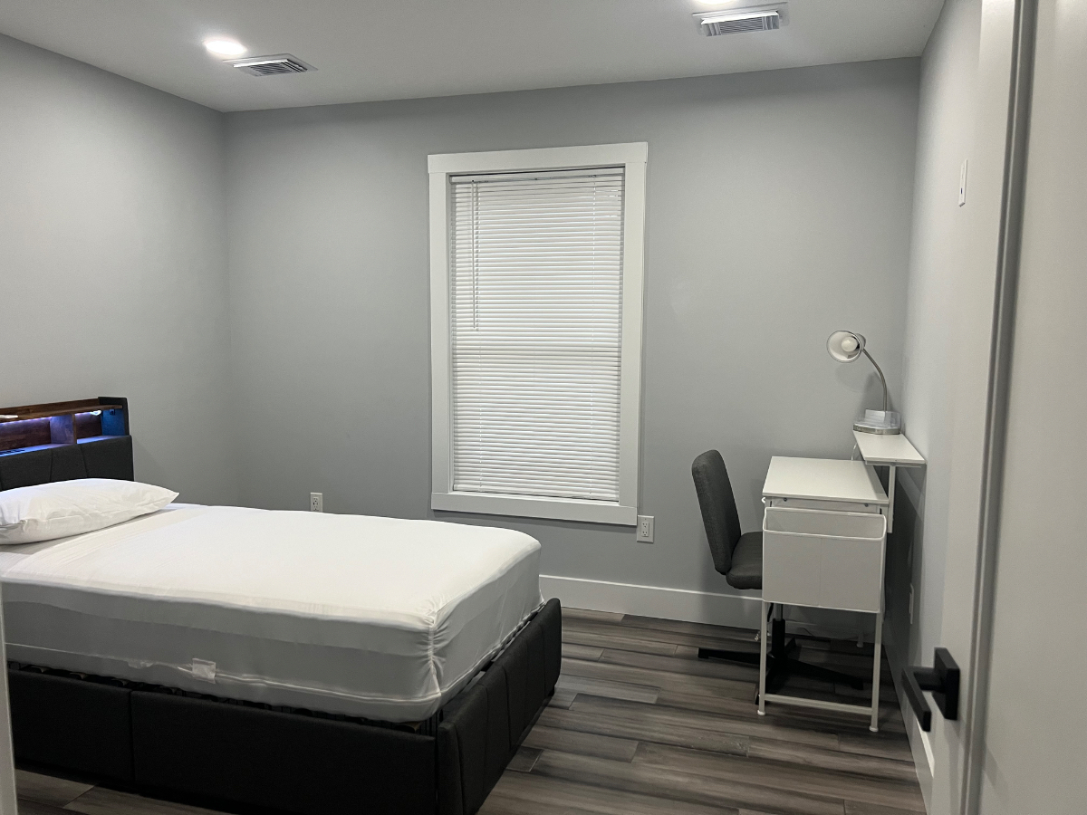 Cozy shared space available near hospitals - Photo 6