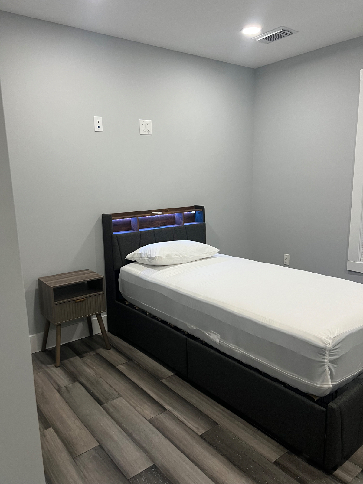 Cozy shared space available near hospitals - Photo 7