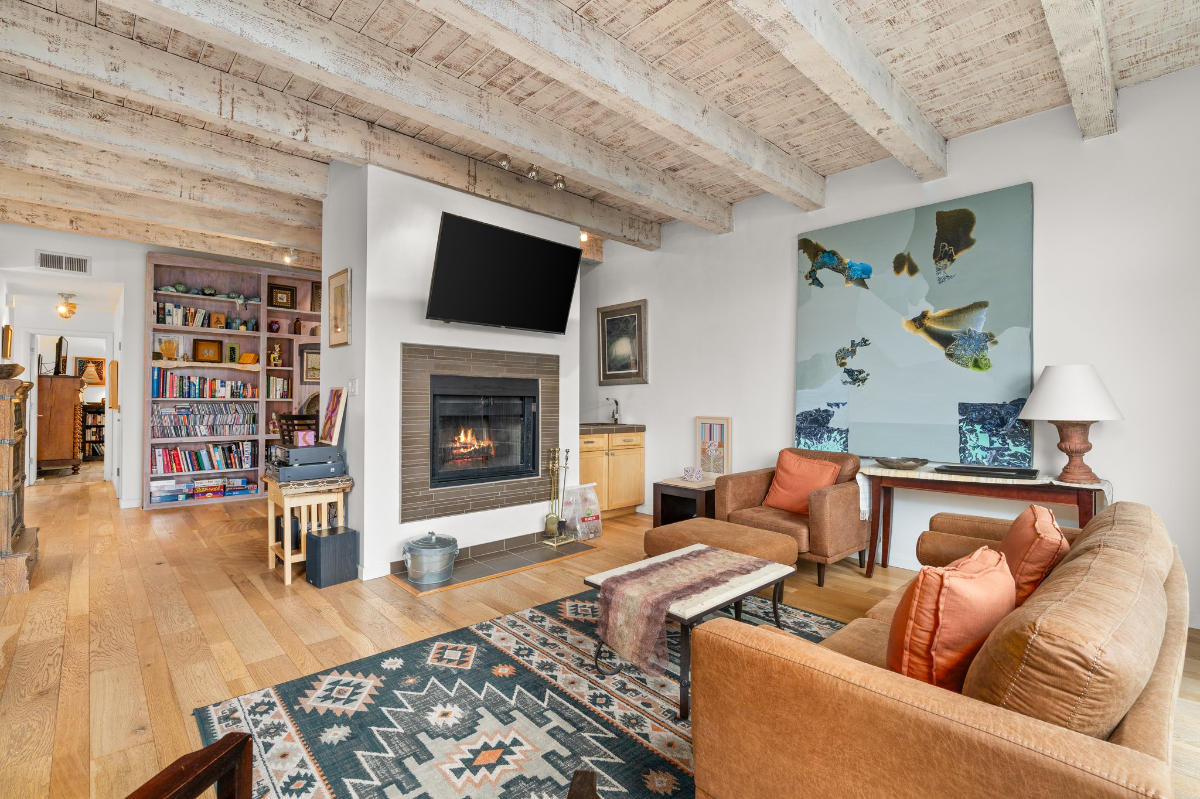 Artistic Condo Near Plaza with Views