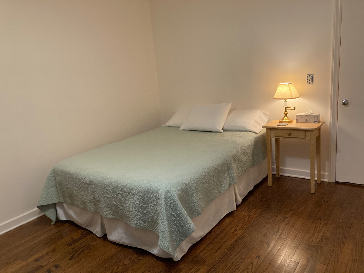 Private Bath and Bedroom in beautiful single story home. One tenant shares house with homeowner. - Photo 2