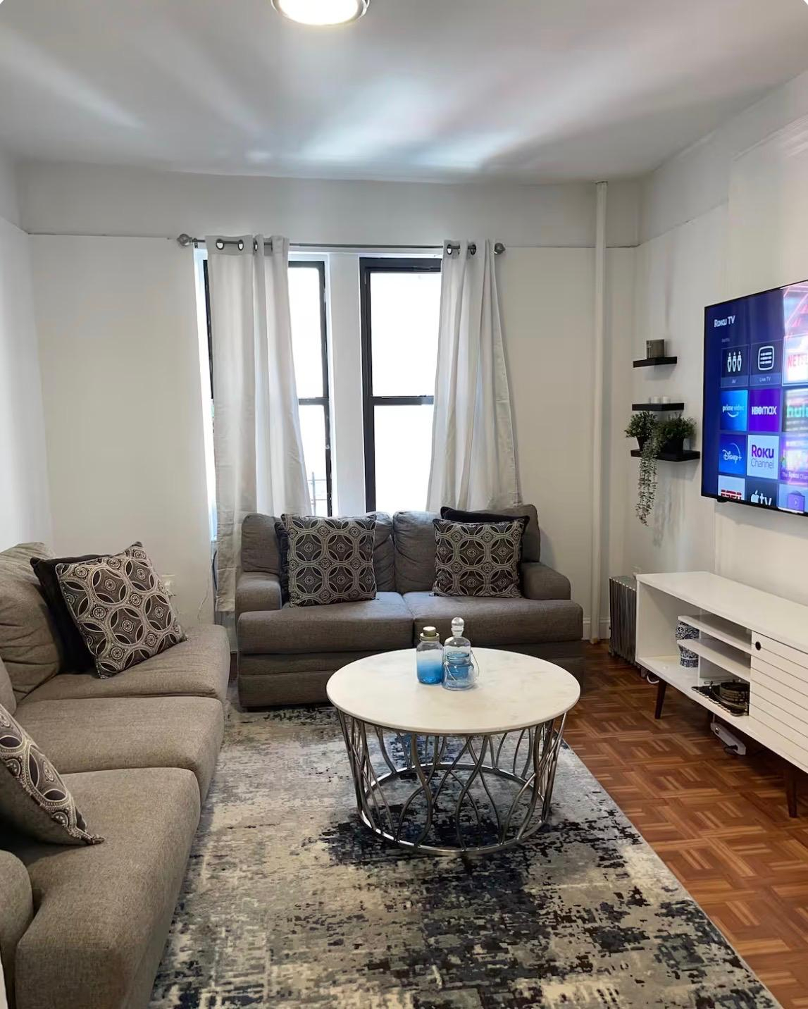 Comfortable Manhattan Apartment With Workspace And Easy Subway Access - Photo 1
