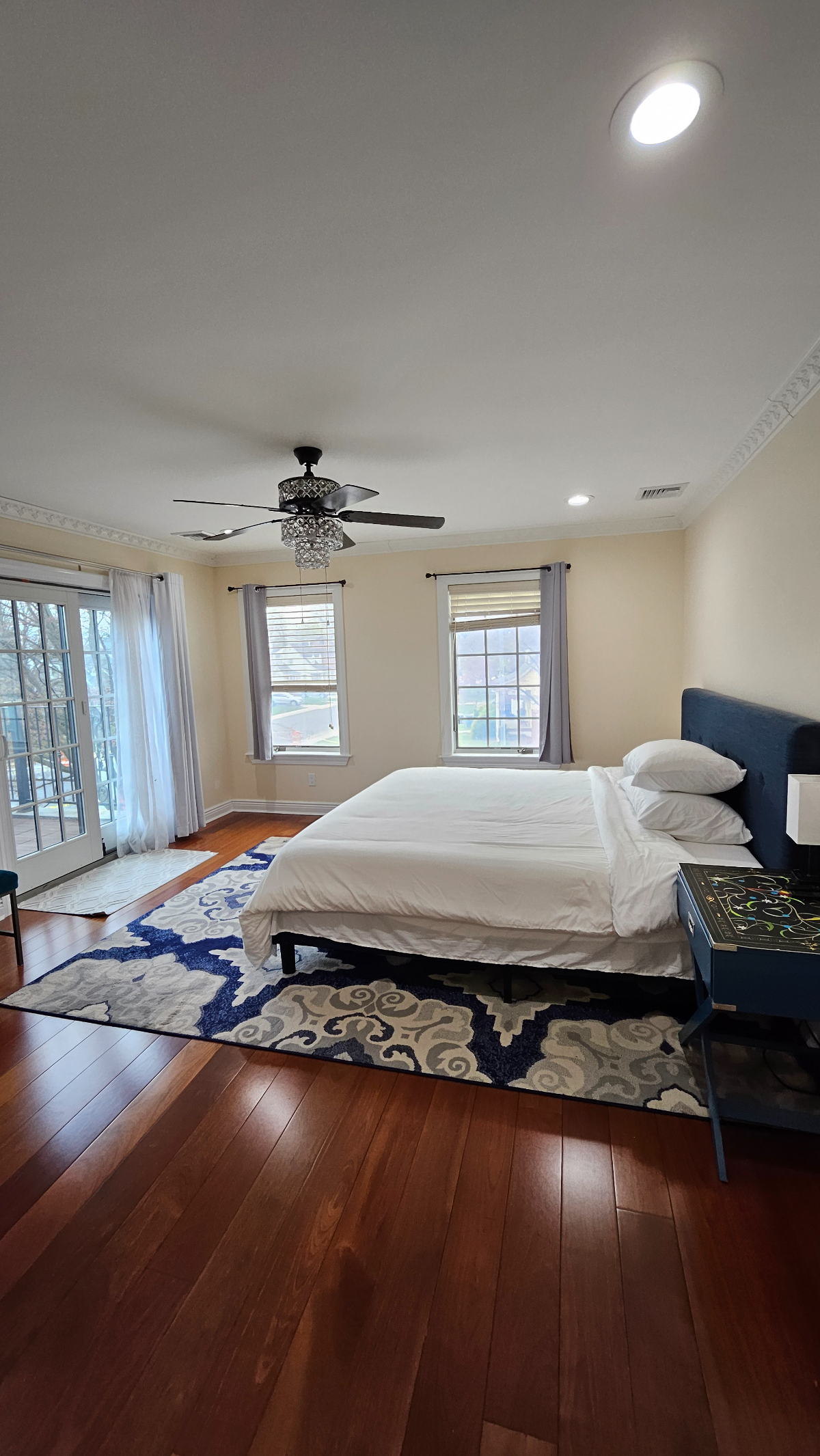 Private Room w/ Ensuite Bath in Luxury Bayside Home - Photo 6