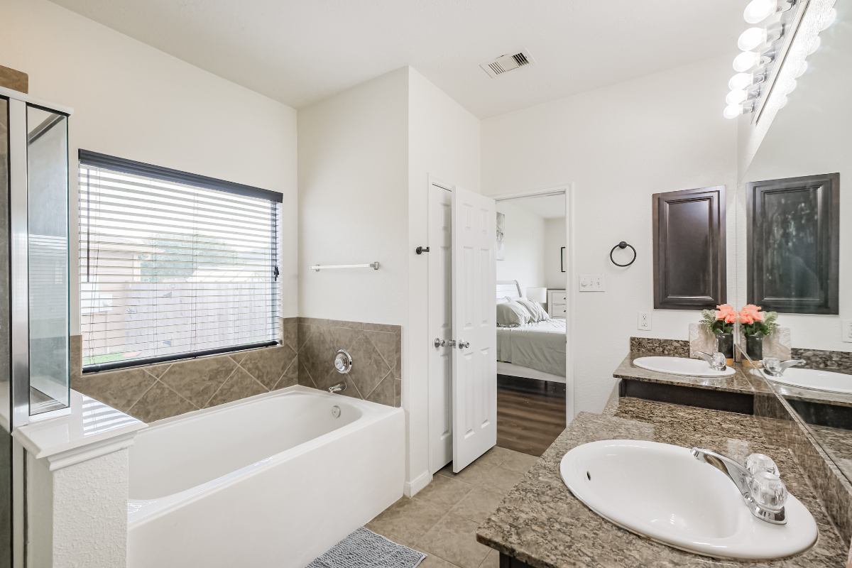 Houston Retreat- Furnished Stay by BetaHandsTravel - Photo 3
