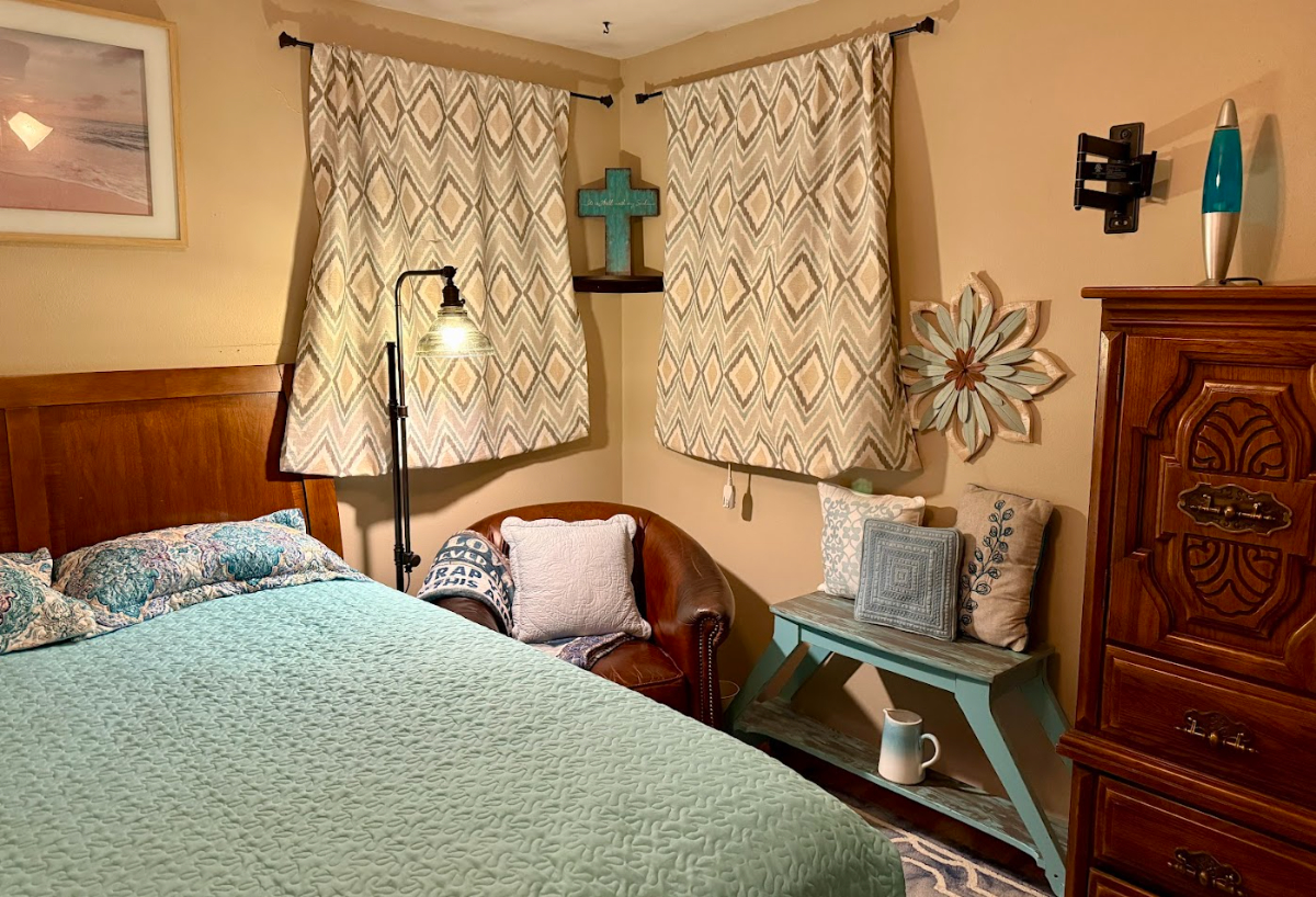 Fully Furnished One Bedroom Home With Utilities Included And Private Yard - Photo 12