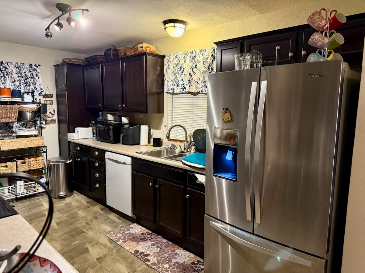 Fully Furnished One Bedroom Home With Utilities Included And Private Yard - Photo 2