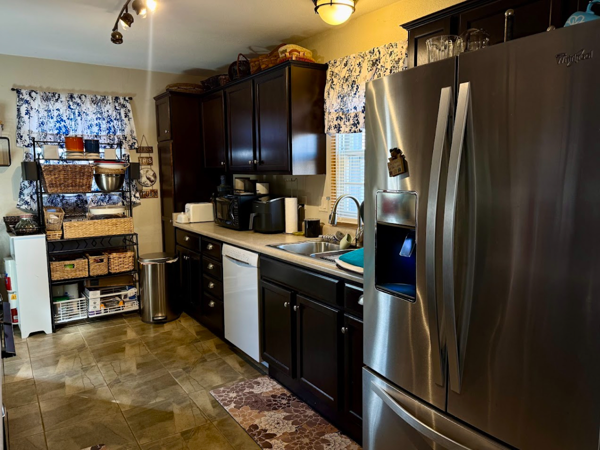 Fully Furnished One Bedroom Home With Utilities Included And Private Yard - Photo 3
