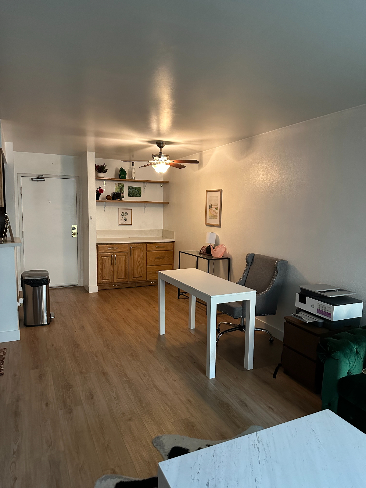Quiet 1-Bed Condo Near DTLA - Hardwood Floors, 1 Parking Space, Furnished, Utilities Included - Photo 2