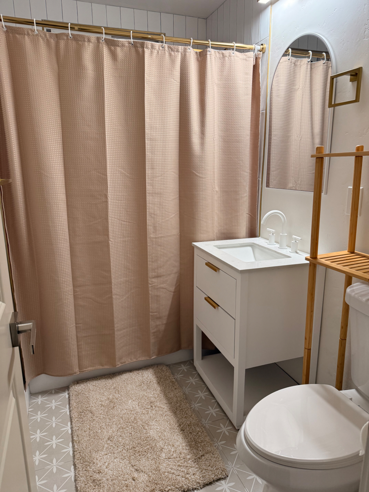 Furnished one bedroom with shared bath. Safe and quiet neighborhood with access to trolley - Photo 2