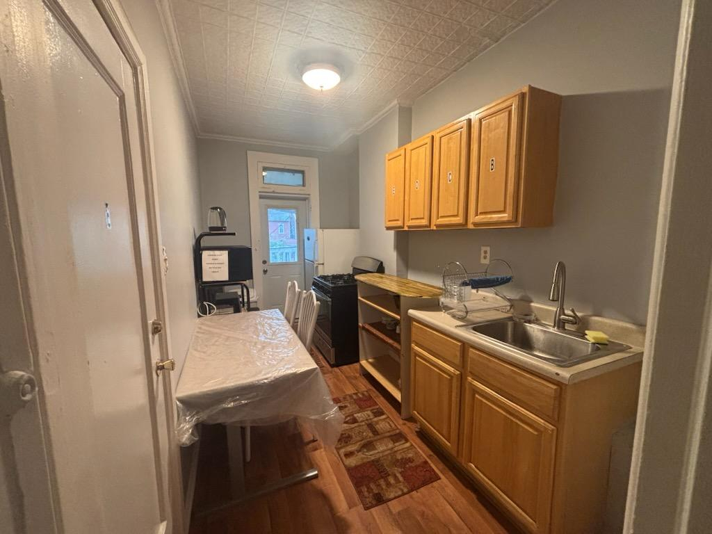 Charming Furnished Bedroom in a Shared Brooklyn Apartment w/ Balcony Access, Utilities Included, and - Photo 5