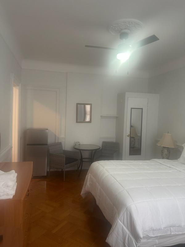 Charming Furnished Bedroom in a Shared Brooklyn Apartment w/ Balcony Access, Utilities Included, and - Photo 3