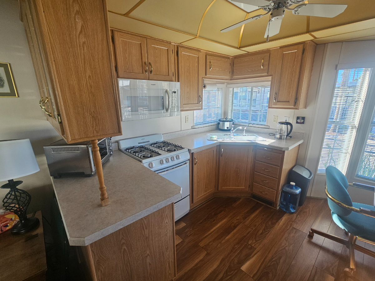 Fully Furnished 1 Bedroom - Photo 3