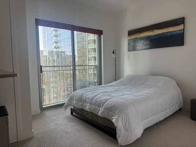 Modern High-Rise One-Bedroom with Prime Downtown Access - Photo 3