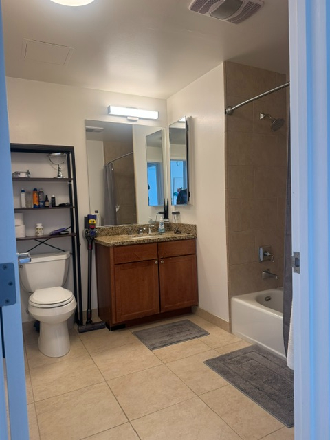 Modern High-Rise One-Bedroom with Prime Downtown Access - Photo 5