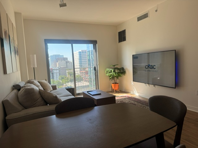 Modern High-Rise One-Bedroom with Prime Downtown Access - Photo 2