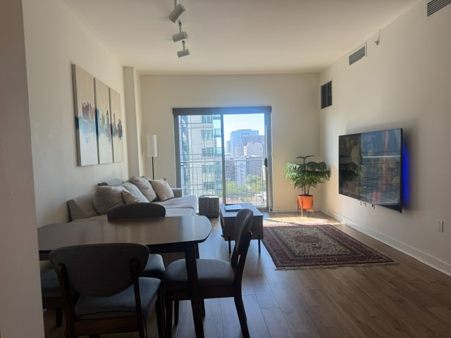 Modern High-Rise One-Bedroom with Prime Downtown Access - Photo 6