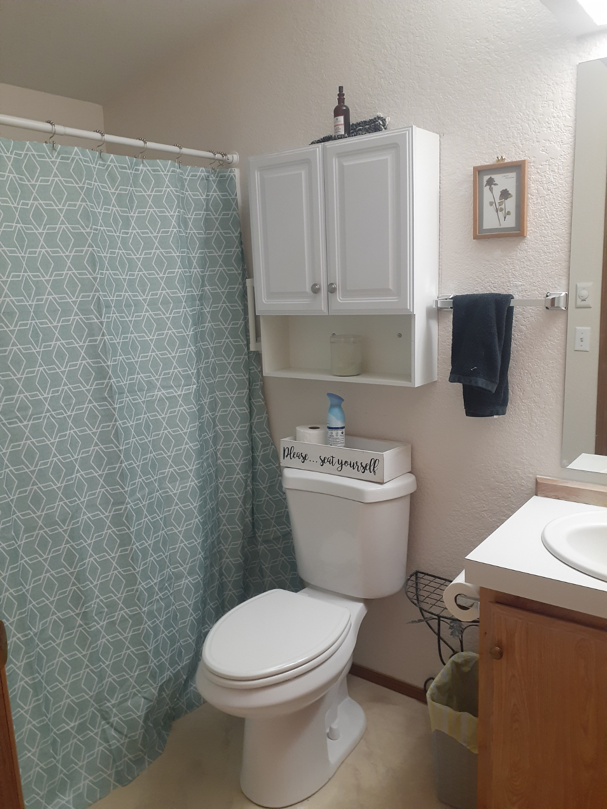 Cozy room with dedicated bathroom near local hospital - Photo 3