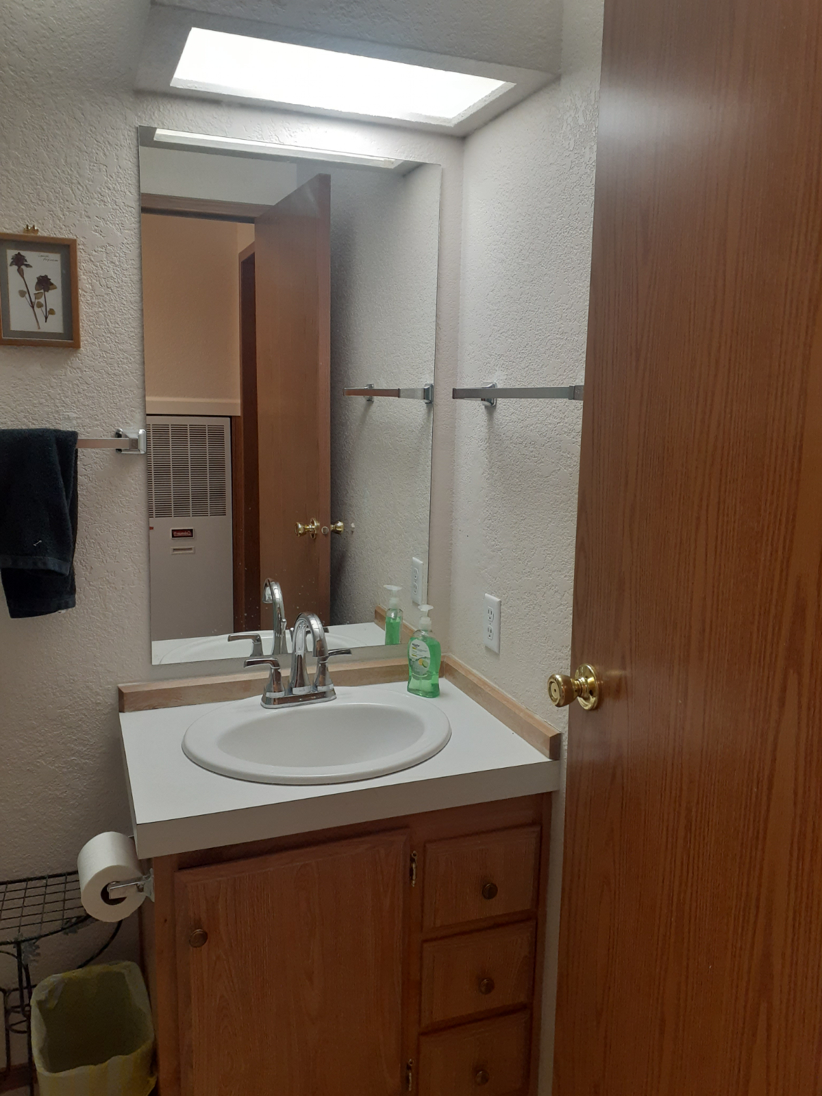 Cozy room with dedicated bathroom near local hospital - Photo 4