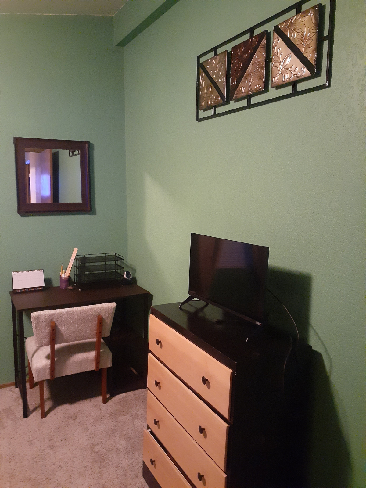 Cozy room with dedicated bathroom near local hospital - Photo 2