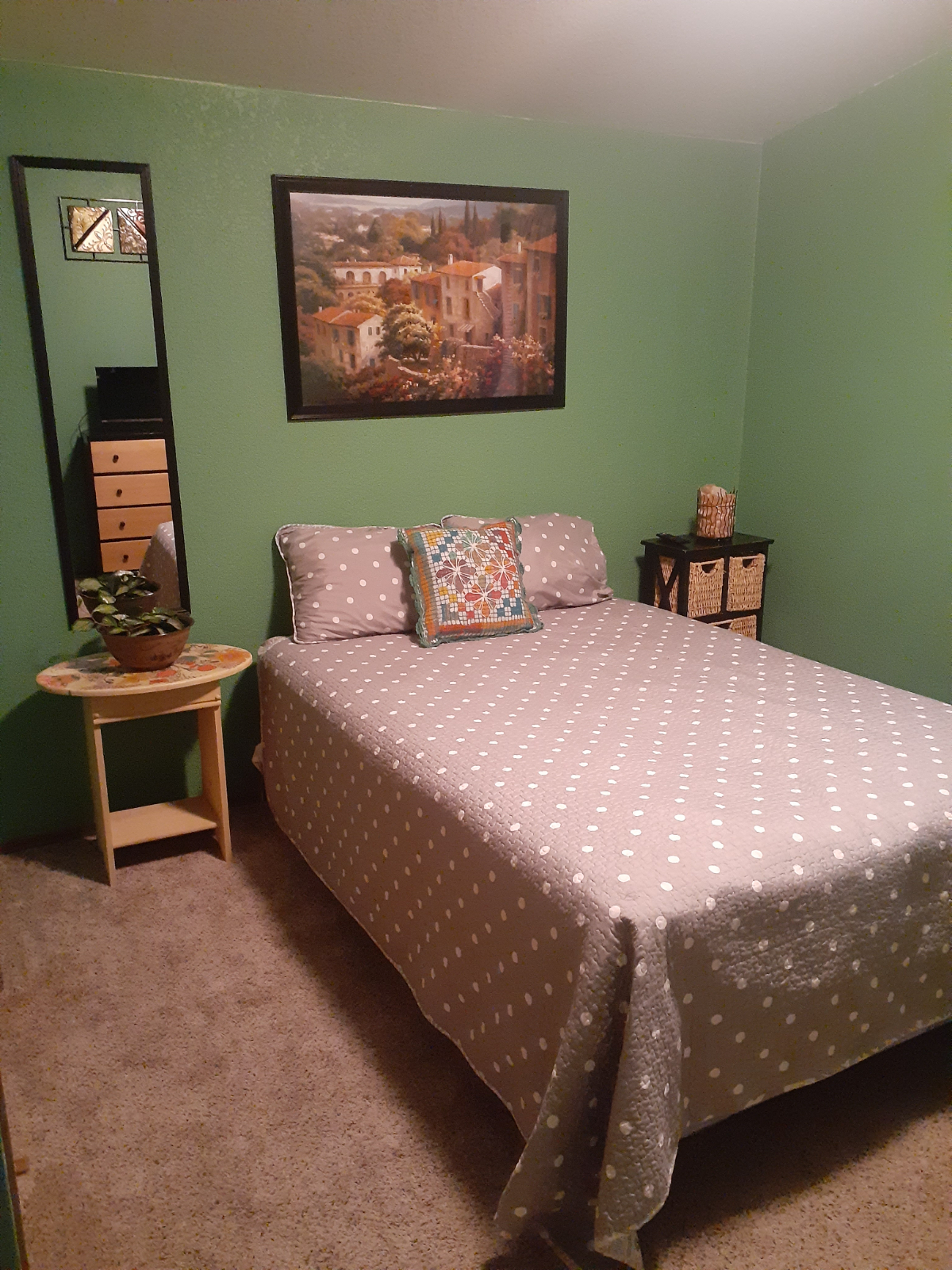 Cozy room with dedicated bathroom near local hospital - Photo 1