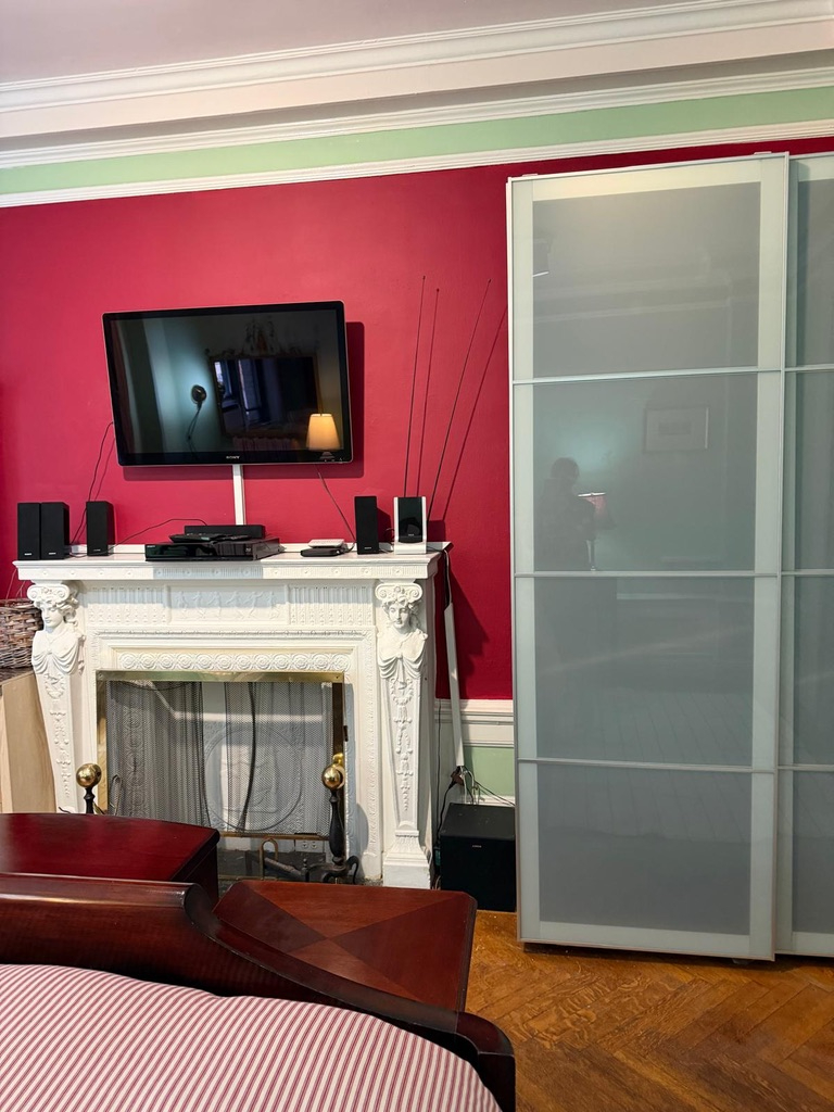 Grand Upper Westside apartment at an unbeatable price. Enjoy the 1,700 sq. ft apartment boasting an  - Photo 4