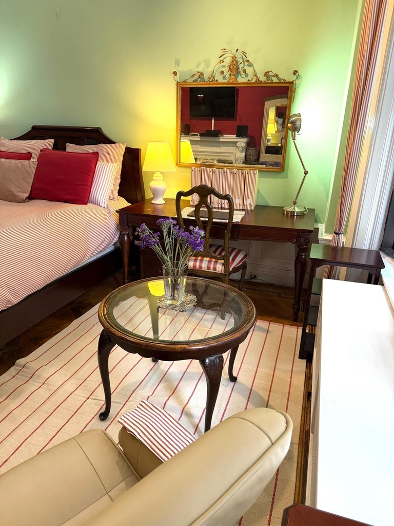 Grand Upper Westside apartment at an unbeatable price. Enjoy the 1,700 sq. ft apartment boasting an  - Photo 5