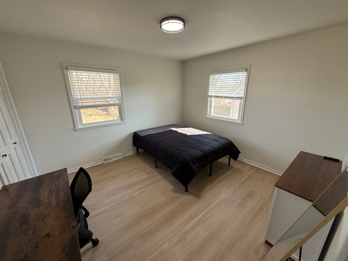 Furnished Room, Flexible in Updated Raytown Home - Photo 6