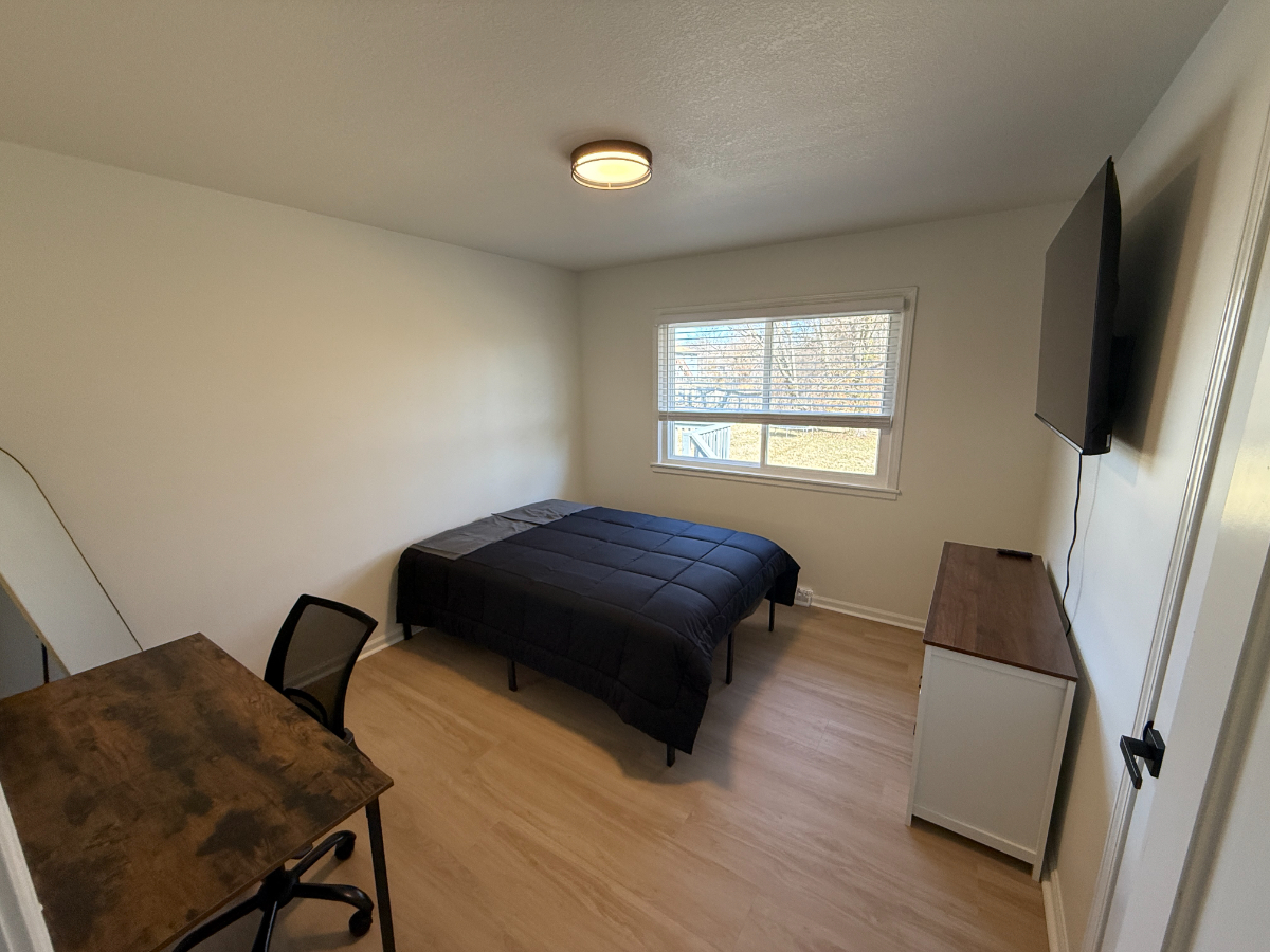 Furnished Room, Flexible in Updated Raytown Home - Photo 5