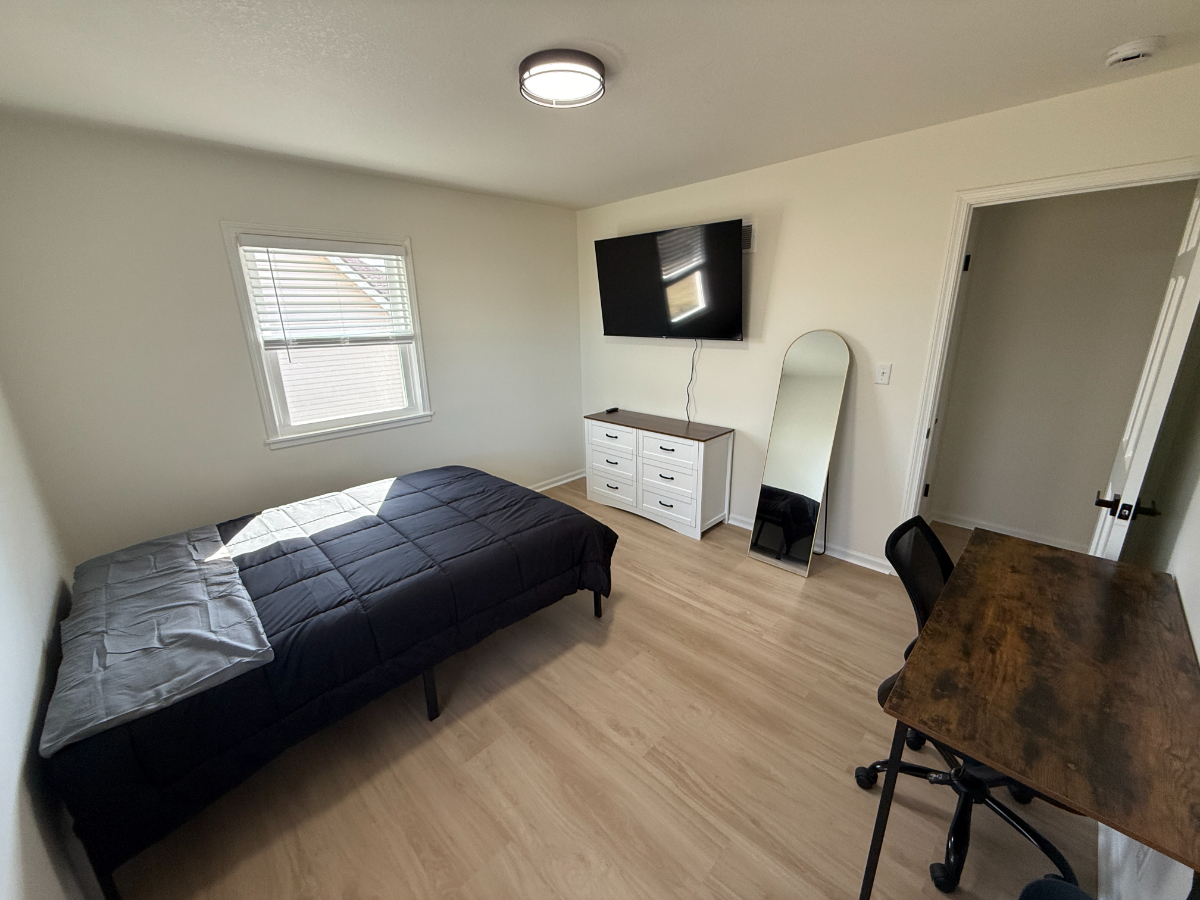 Furnished Room, Flexible in Updated Raytown Home - Photo 2
