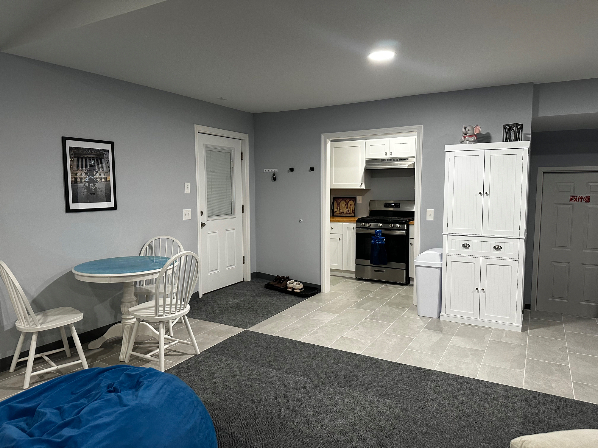Bright, charming studio near medical centers,  in friendly neighborhood near hospitals - Photo 8