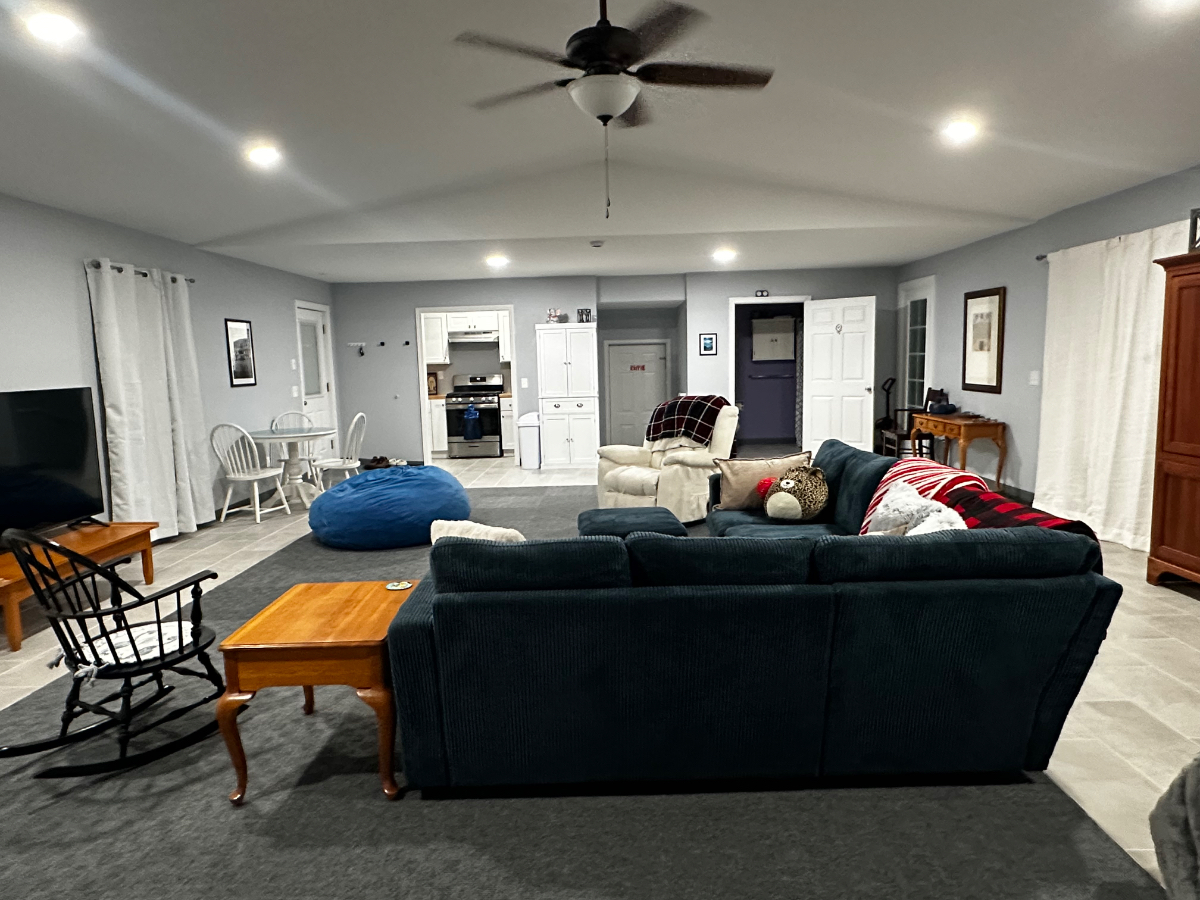 Bright, charming studio near medical centers,  in friendly neighborhood near hospitals - Photo 9