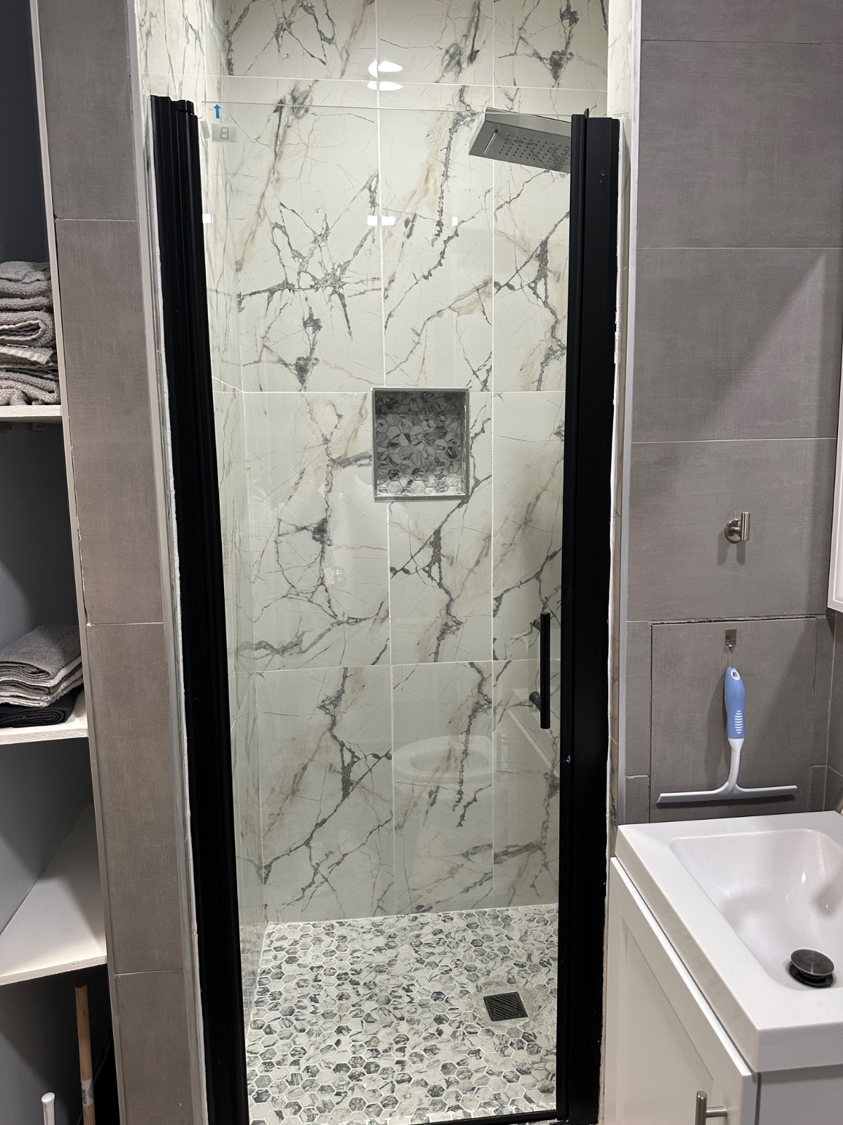 Renovated large 1 Bedroom apartment with rainshower and washer & dryer - Photo 2