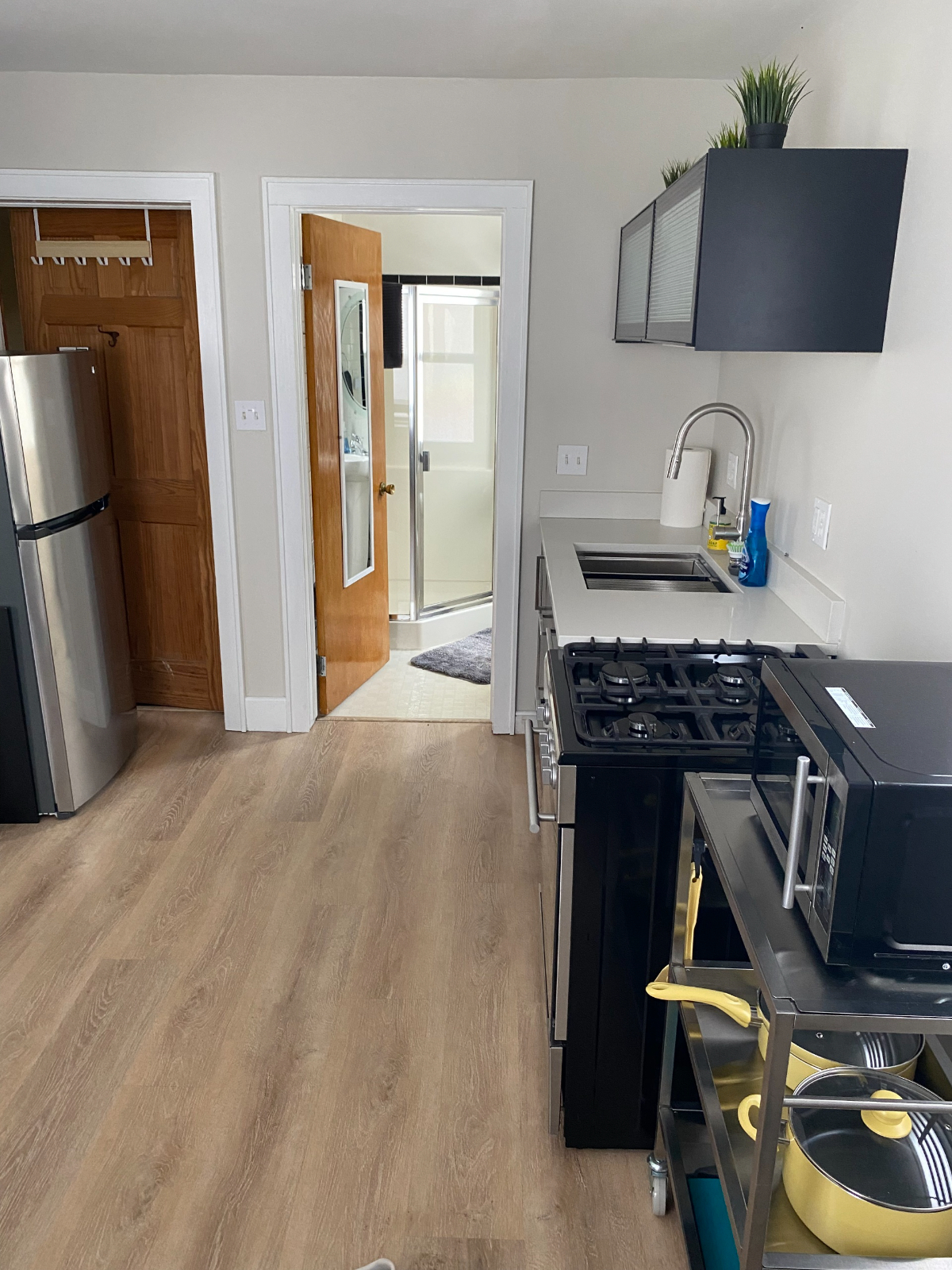 1117 - 1 Bed 1.5 Bath Upper Flat - Photo 2