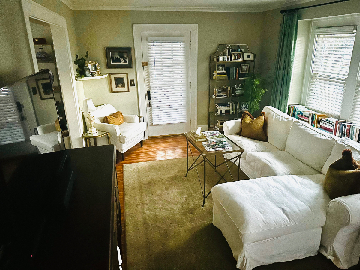 Private family home within walk to U of R and Strong - Photo 1