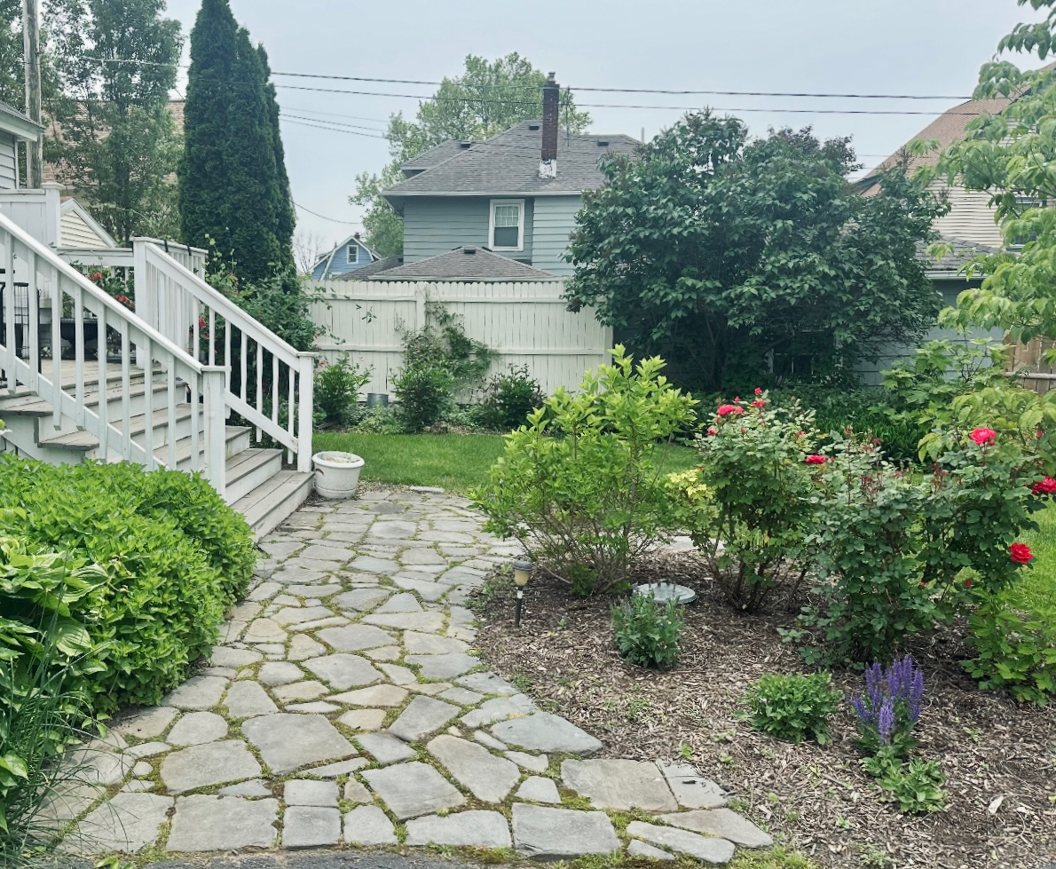 Private family home within walk to U of R and Strong - Photo 2