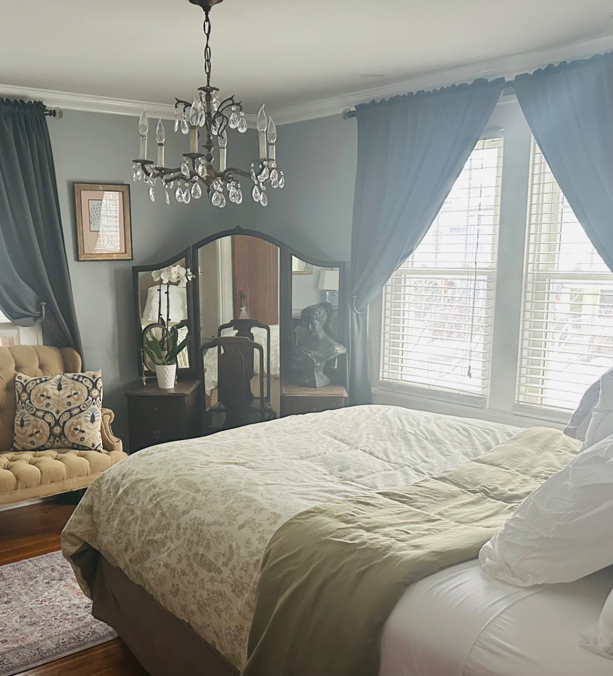 Private family home within walk to U of R and Strong - Photo 4