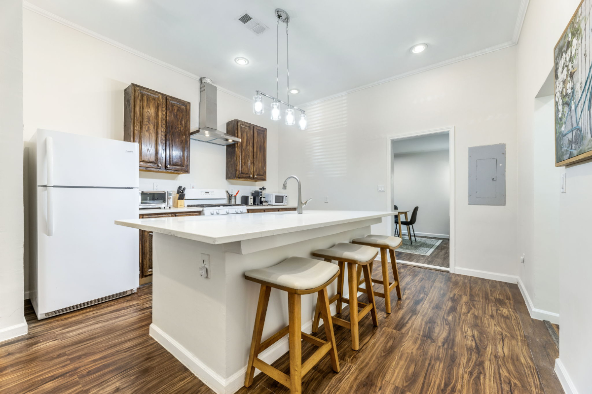 Furnished Private Rooms & Primary Suite near JPS, Baylor & Medical District - Ideal for Healthcare P - Photo 2