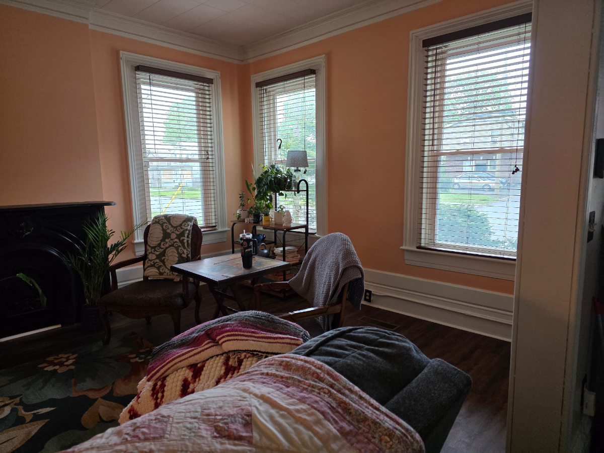 Cozy Furnished Bedroom in a Friendly Shared Home Near Bus Line - Photo 5