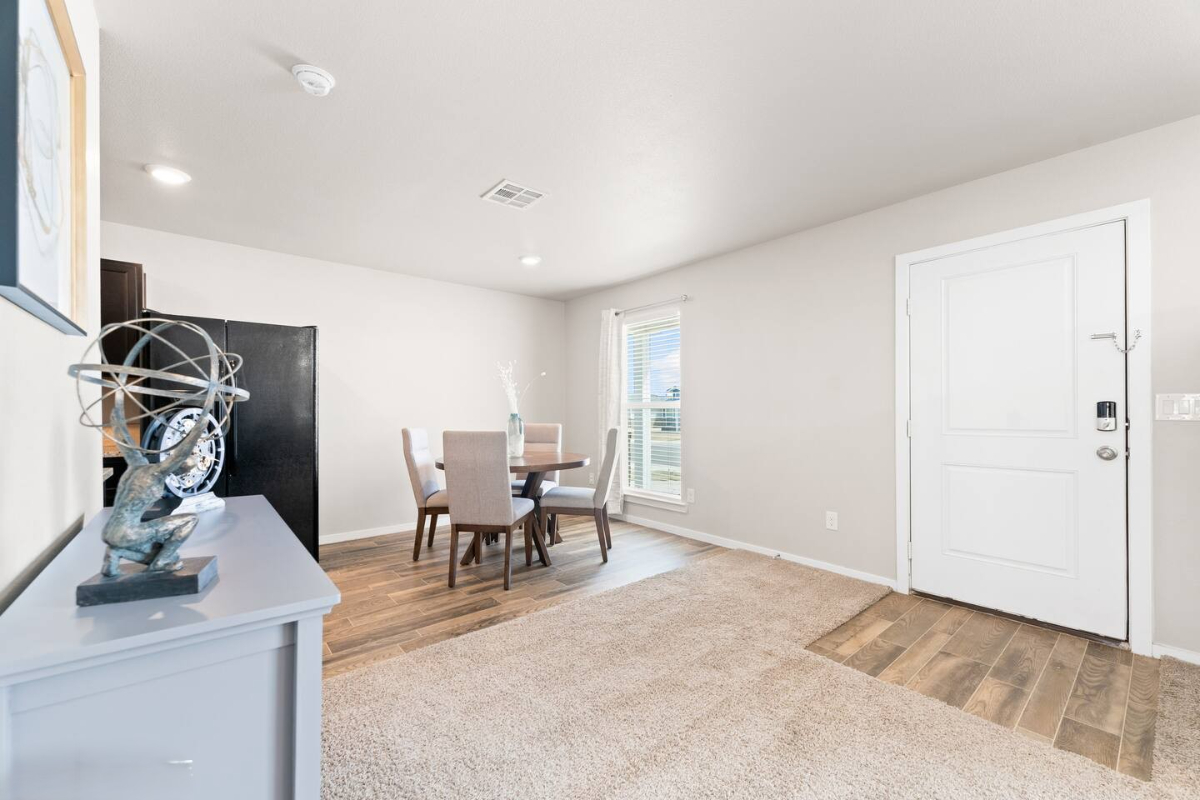 The Modern Corner / 3bed 2 Bath - Photo 3