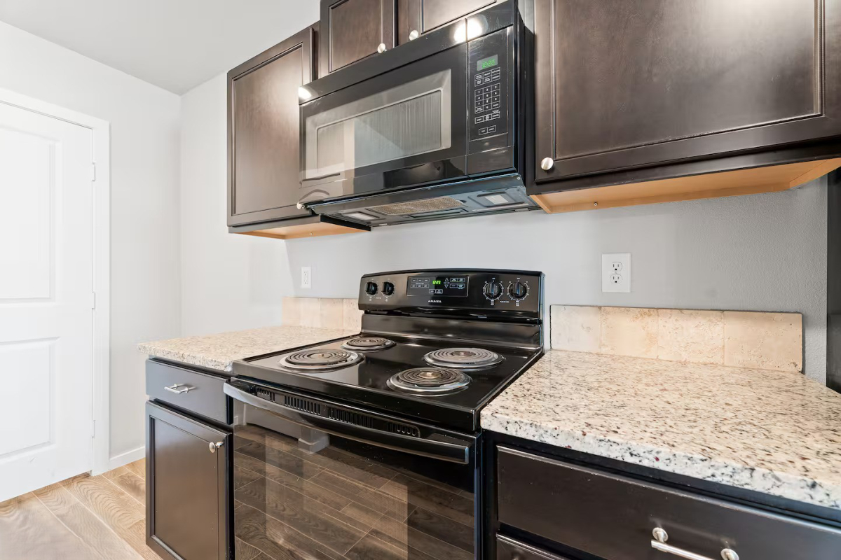 The Modern Corner / 3bed 2 Bath - Photo 4